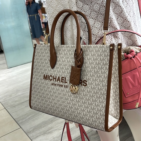 Michael Kors "Mirella" MD EW Tote Vanilla Shoulder Tote
35F2G7ZT2B - NWT - Picture 12 of 16